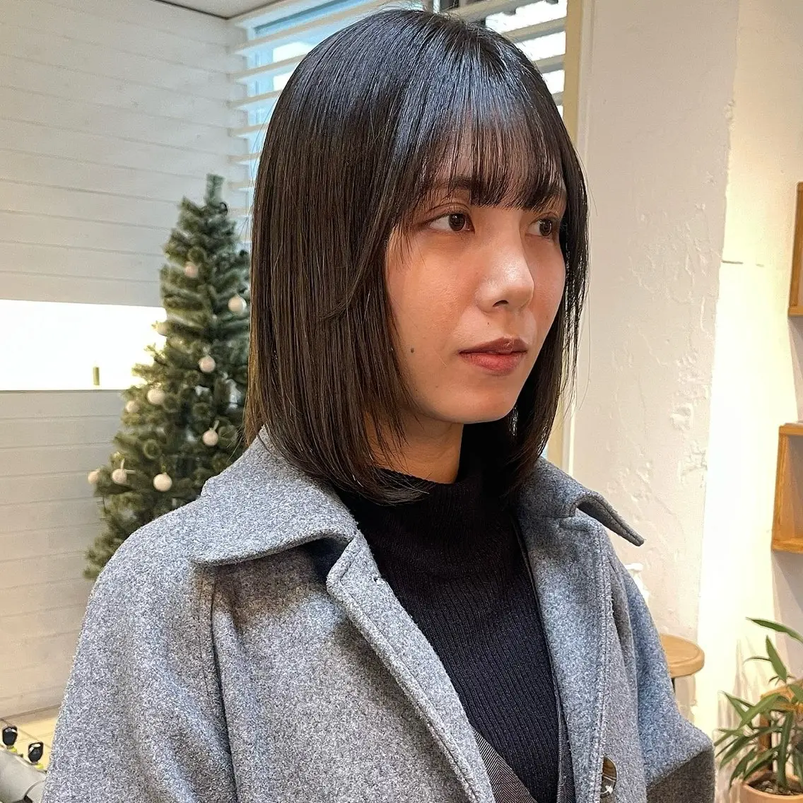 ミディアム カラー mina / 透明感ベージュカラーのヘアスタイル