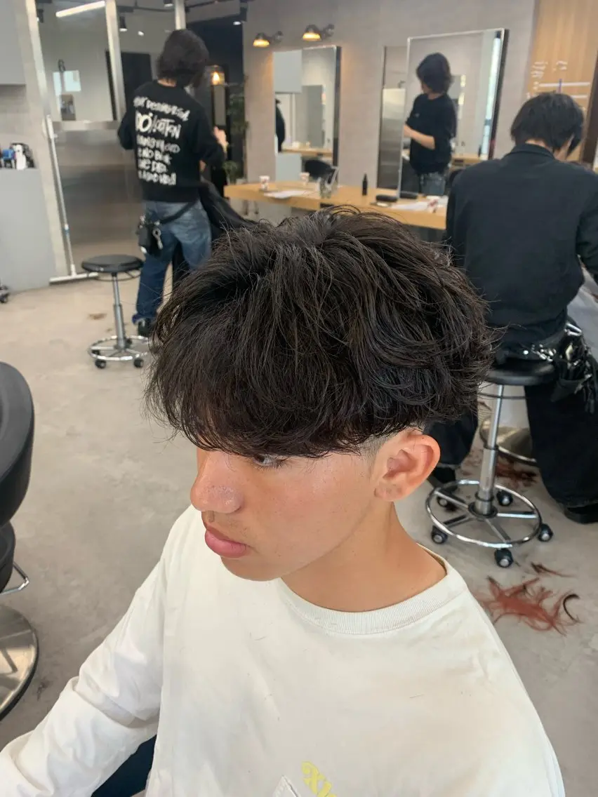 ショート パーマ メンズ メンズブリーチ フェザーパーマ メンズハイトーン メンズパーマ スペインカール ⚡️メンズ特化⚡️ RYUKIのヘアスタイル