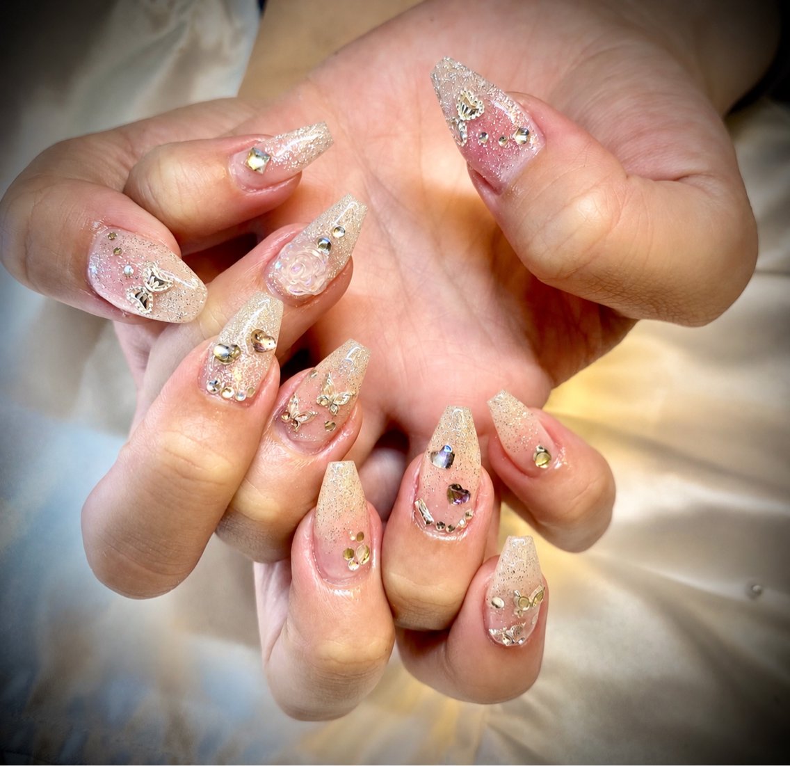 ネイル チークネイル キラキラネイル ストーンネイル ハンドネイル Rafinesse Nail salonのネイルデザイン