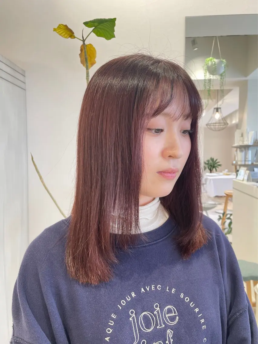 セミロング カラー ブラウンカラー レッドカラー レッドブラウン レイヤーカット 上原 彩乃のヘアスタイル