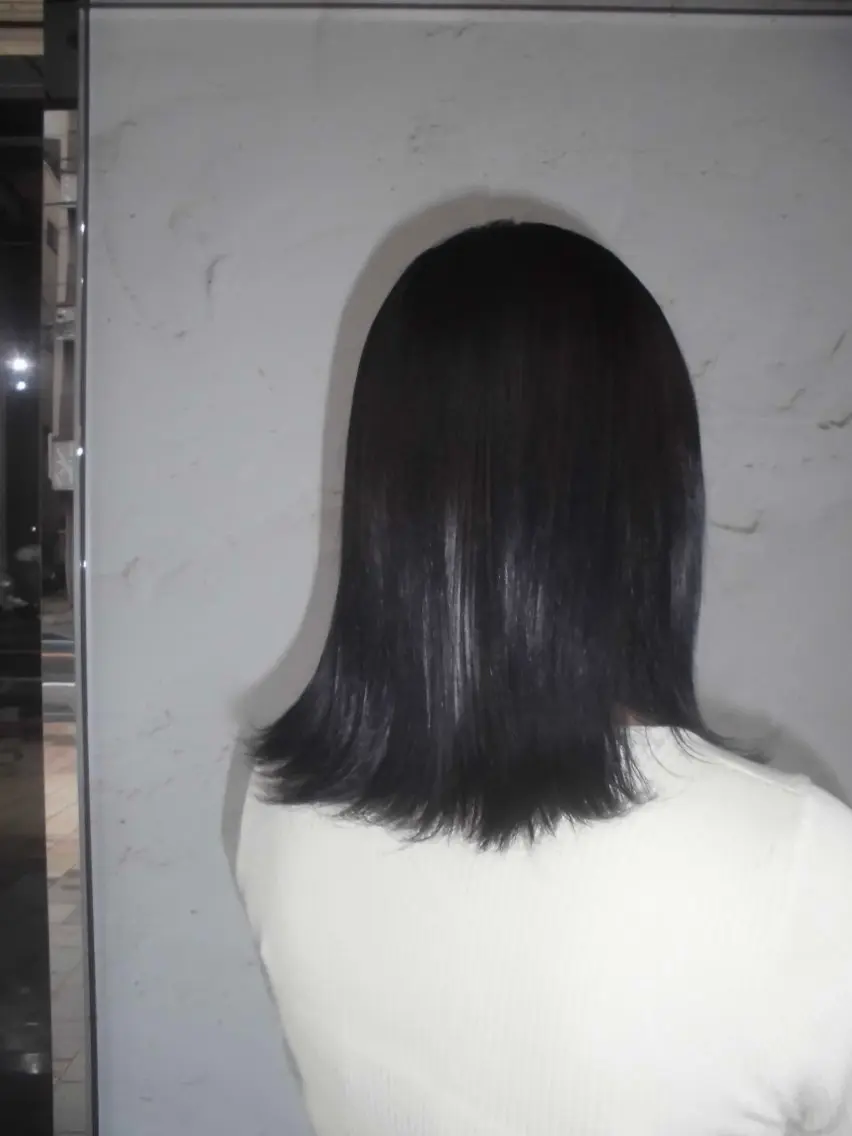 ミディアム カラー 黒髪 ブリーチ ブルーカラー ブルーブラック ヘアカラー トリートメント 三浦 瑠音のヘアスタイル