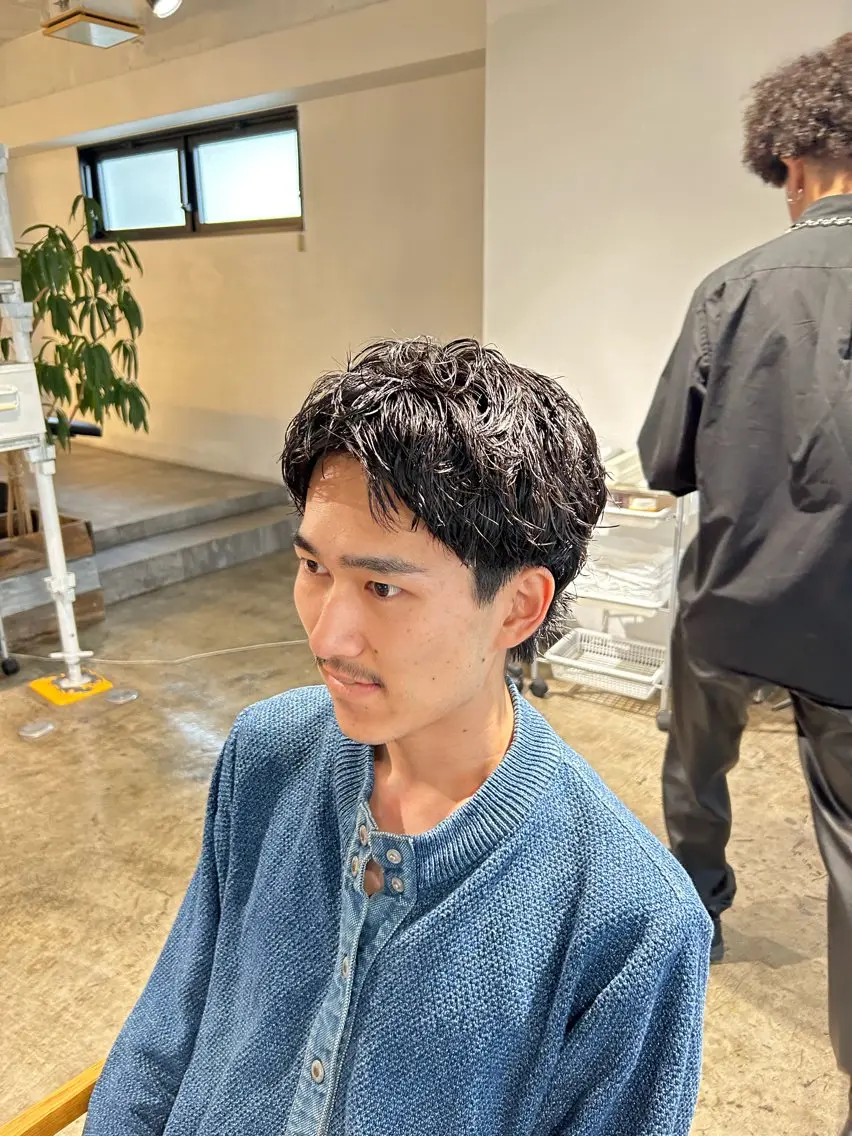 ショート パーマ メンズ センターパート ダウンパーマ カルマパーマ メンズ韓国風 マッシュ 名駅/フェザーパーマ 韓国ヘア/森岡のヘアスタイル