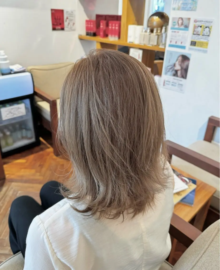 ミディアム カラー ベージュカラー ハイライトカラー ハイライト カット ヘアカラー 吉田 新平のヘアスタイル