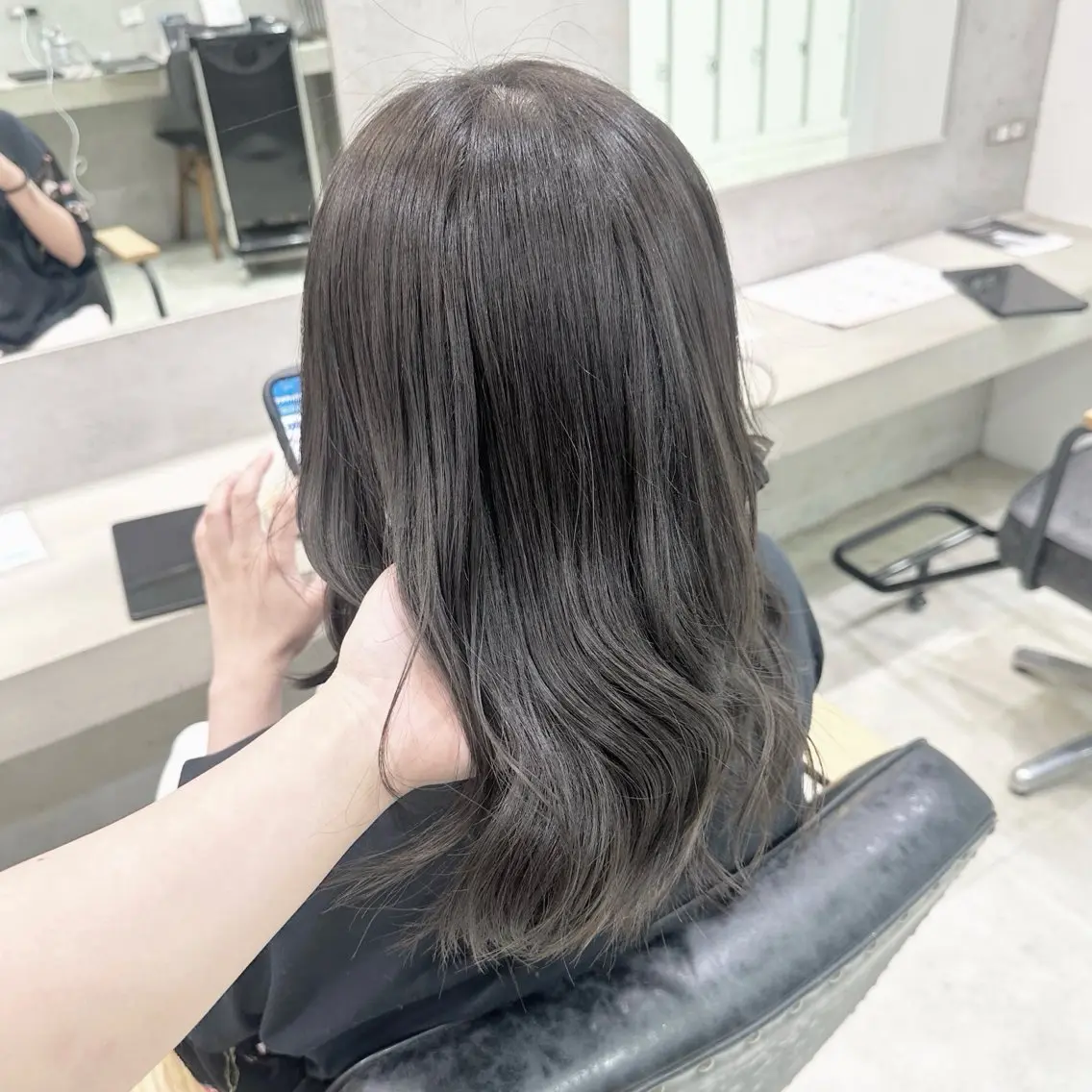 セミロング アッシュ アッシュグレー アッシュグレージュ カット ヘアカラー トリートメント 美蘭ʚ🎀ɞ 【VIV】川崎のヘアスタイル