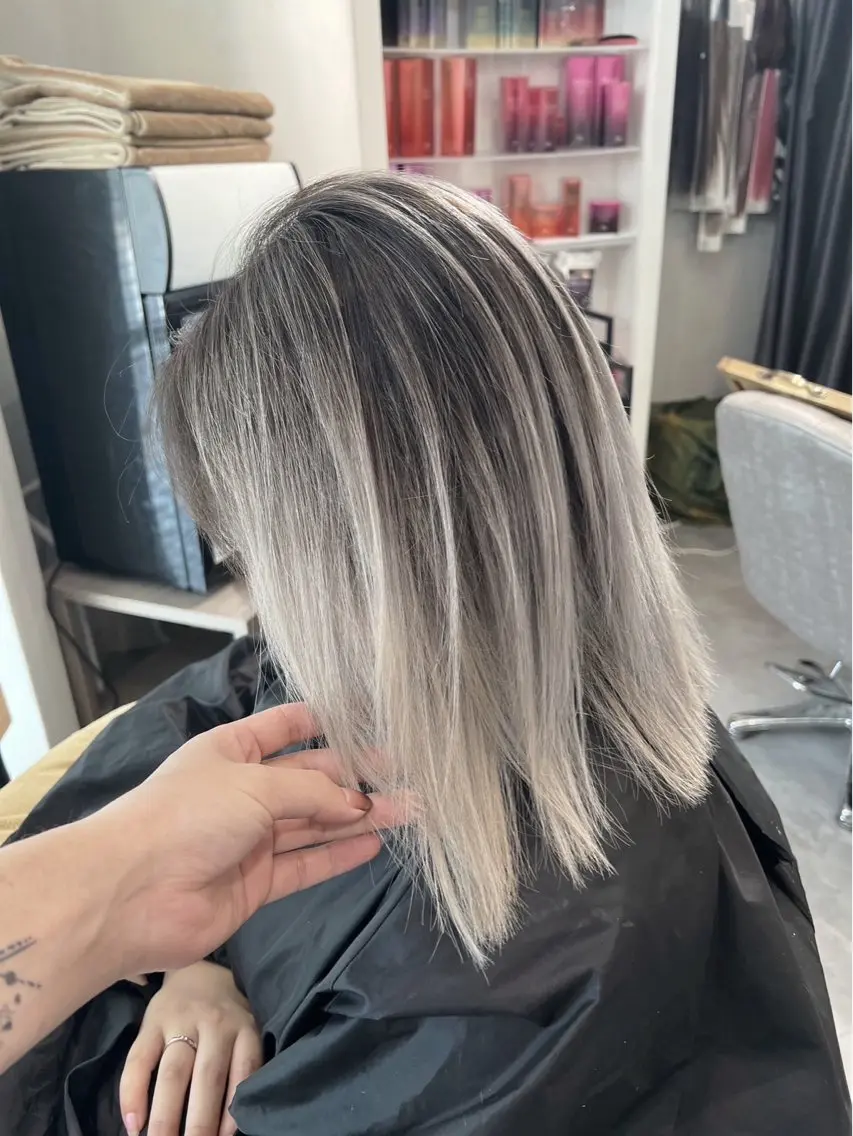 ショート カラー バレイヤージュ シルバー ホワイトシルバー レイヤーカット 指名数No.1 /NAOYAのヘアスタイル