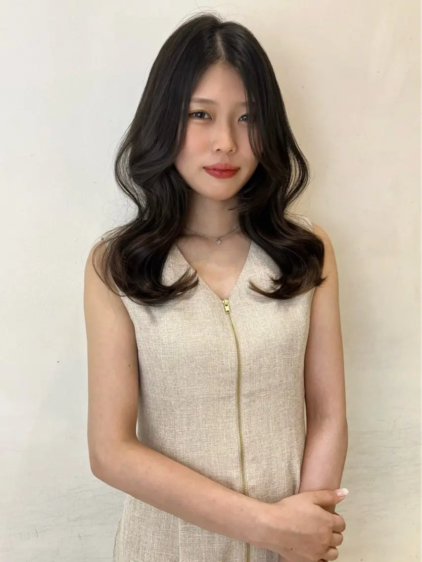 セミロング レイヤーカット 'AXIS 栄 Konomiのヘアスタイル