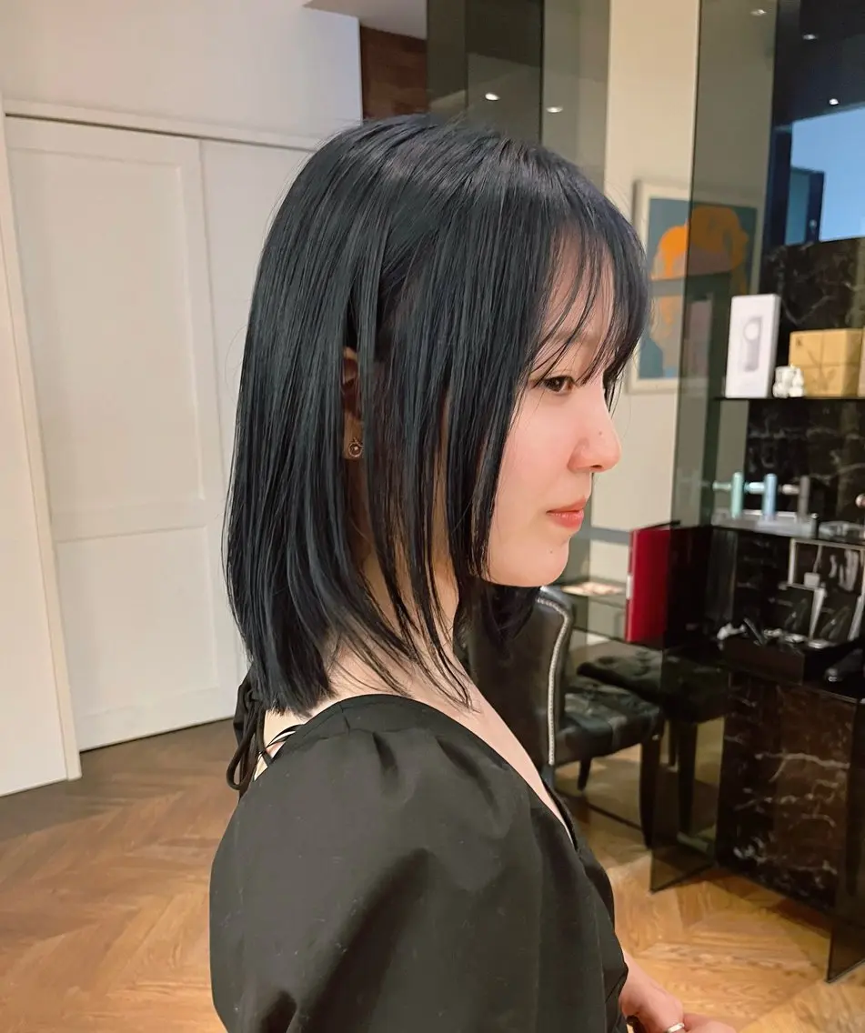 セミロング カラー ブリーチ ネイビーカラー SARA山口caz カット/パーマのヘアスタイル