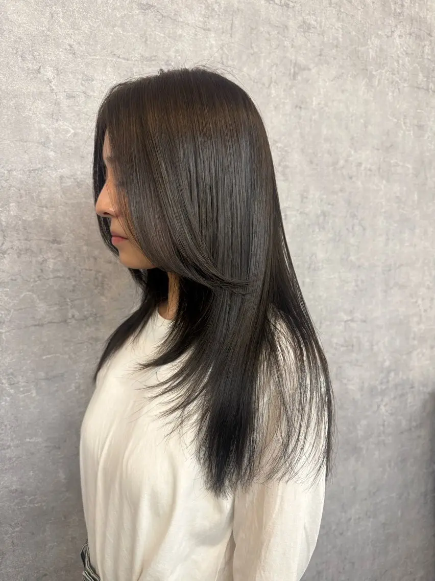 ロング カラー ダークグリーン レイヤーカット トリートメント ALOHANA + 一華のヘアスタイル
