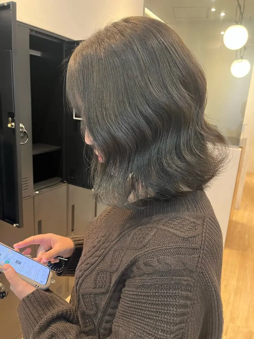 ミディアム カラー ブリーチ グレージュ ブリーチなしカラー 森山 葵のヘアスタイル