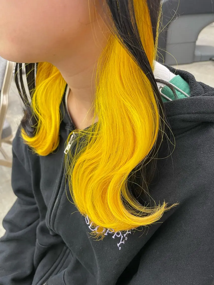 ミディアム カラー ヘアカラー インナーカラー 推し ブリーチ 髪質改善のヘアスタイル