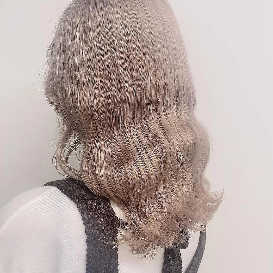 セミロング カラー 🪄池袋ハイトーン 🪄ブリーチカラーのヘアスタイル