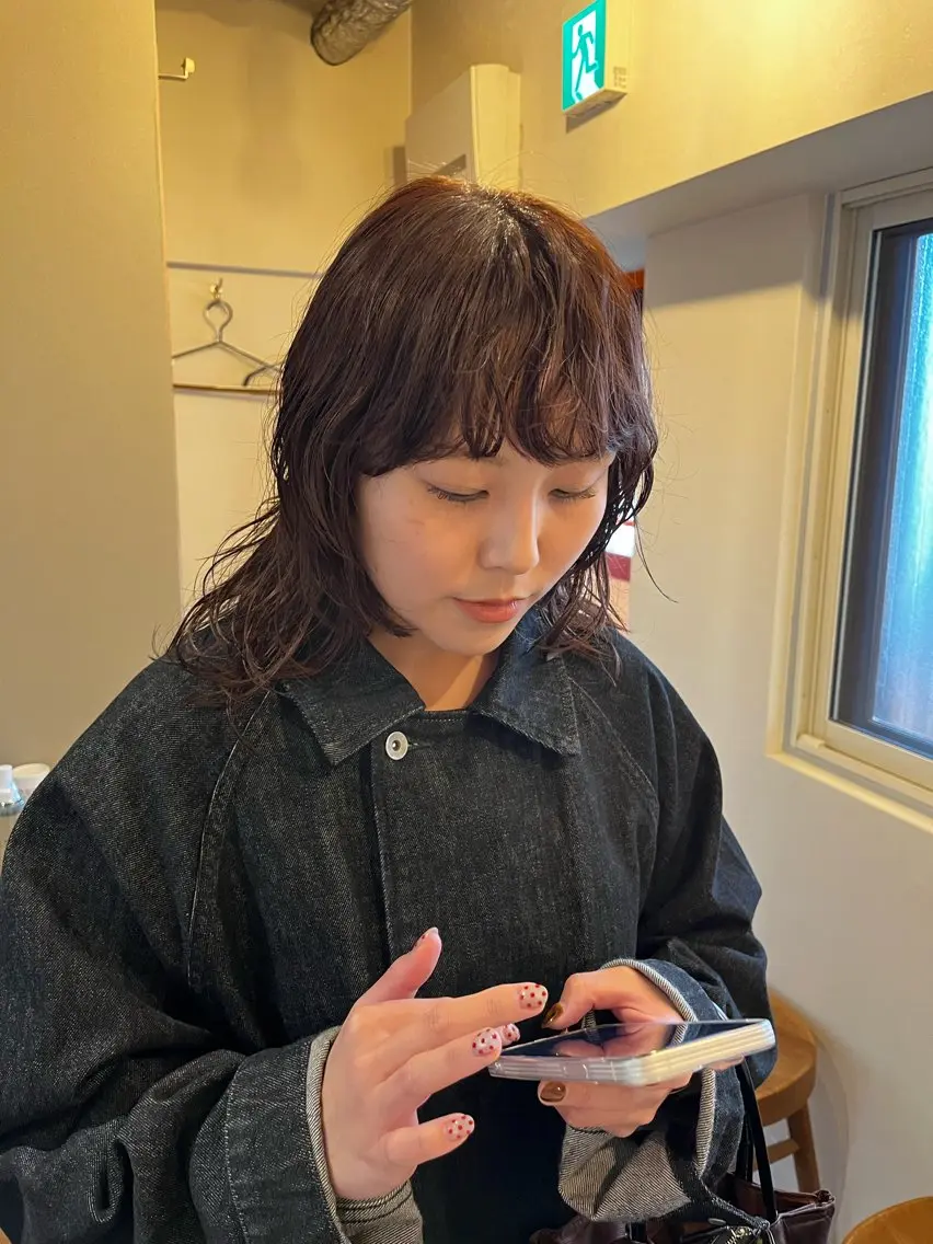 ミディアム ミディアムパーマ ハイレイヤー レイヤーカット 伊藤 由季のヘアスタイル