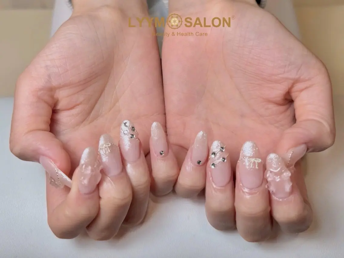 ネイル 長さ出し ラメ(グリッター) オフィスネイル ピンク シンプルネイル ハンドネイル LYYM Salonのネイルデザイン