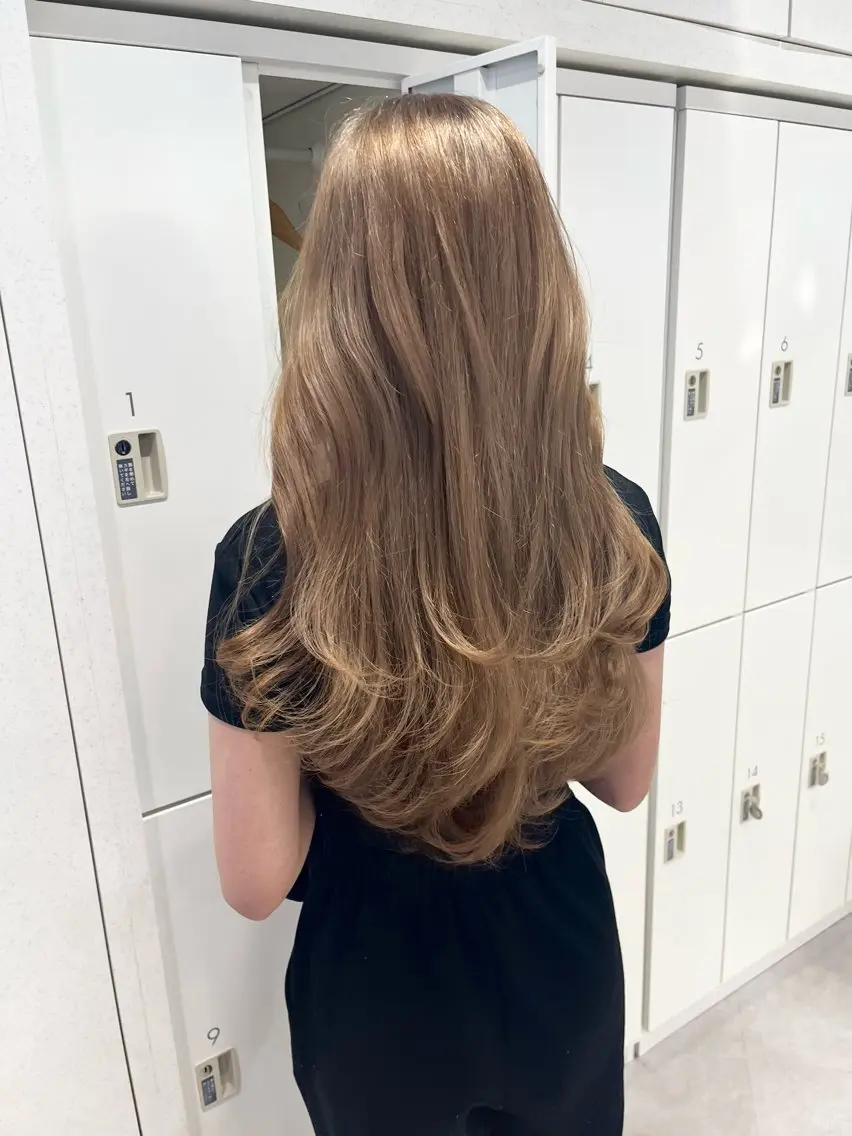 ロング カラー ブリーチ ケアブリーチ グレージュ ミルクティーグレージュ レイヤーカット カット ヘアカラー トリートメント 韓国ハッシュカット/ 新宿/髪質改善/岡崎のヘアスタイル