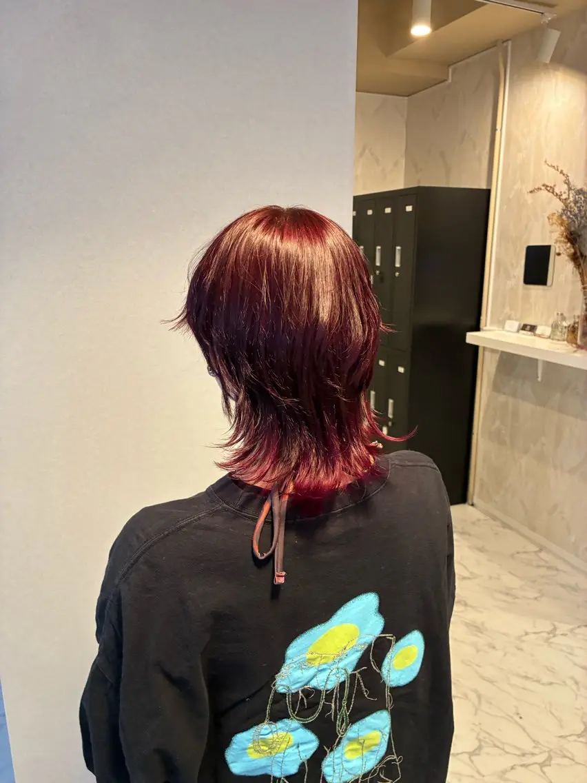 ミディアム カラー レッドカラー ウルフカット ハナダ メイのヘアスタイル