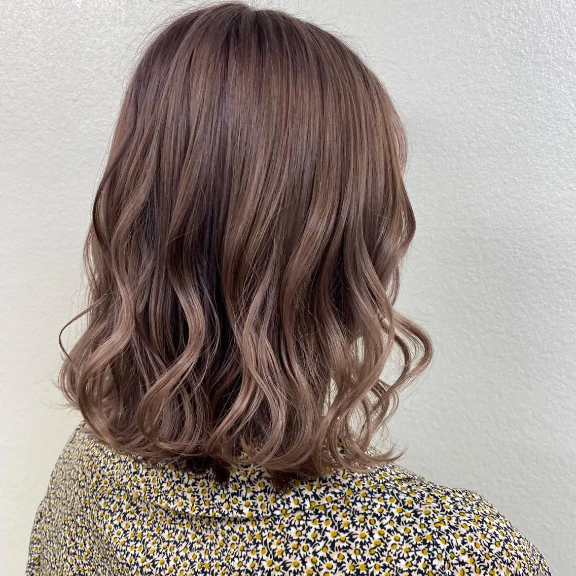 ミディアム カラー ヘアアレンジ ネイル マツエク・マツパ ベージュカラー 透明感カラー ハイトーンカラー ミルクティーベージュ ダブルカラー｜ なおき｜池袋美容師のヘアスタイル