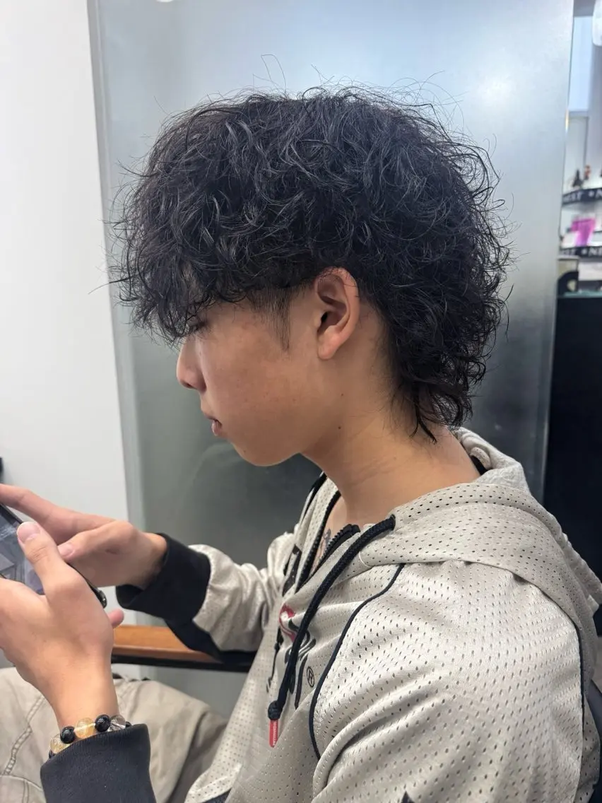 パーマ メンズ メンズパーマ 波巻きパーマ メンズウルフカット ウルフカット カット パーマ メンズヘア カット、パーマ特化のヘアスタイル