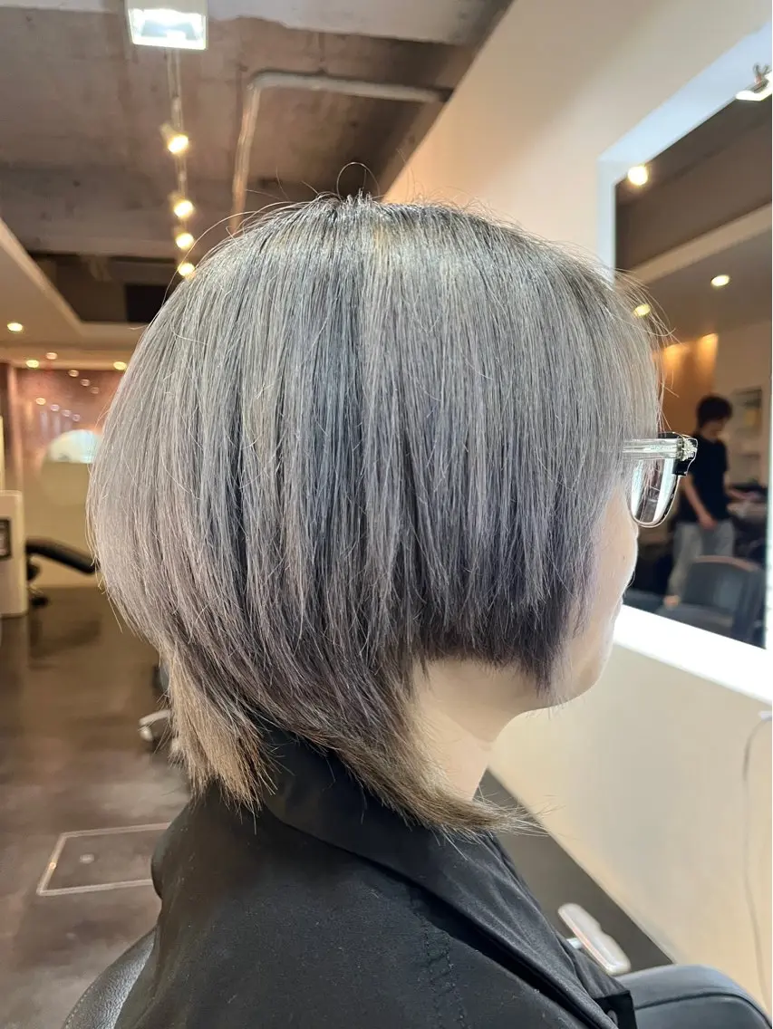 ミディアム カラー ブリーチ 透明感カラー グレージュ シルバー シルバーグレージュ カット ヘアカラー 中居 蒼士のヘアスタイル