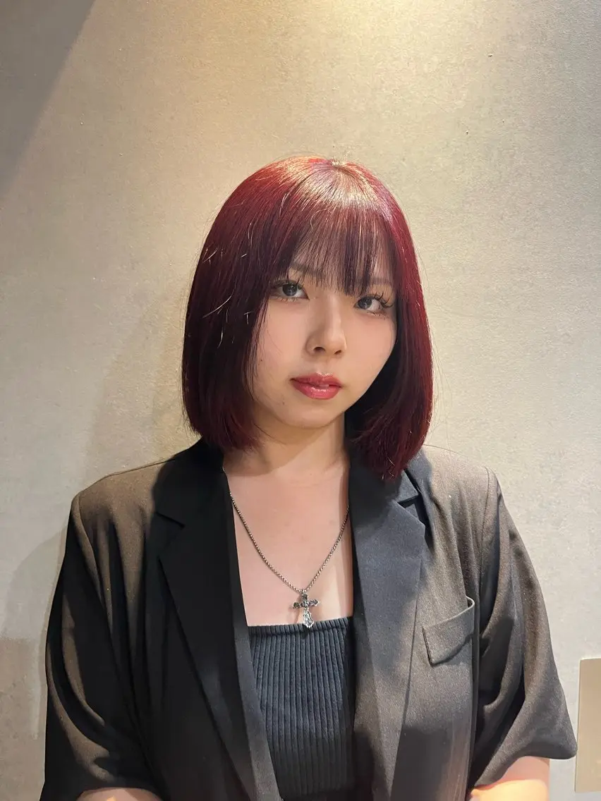 ショート カラー ブリーチ カシス レッドカラー レイヤー/ベージュ mikuのヘアスタイル