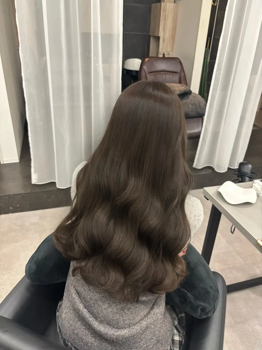 ロング カラー 透明感カラー オリーブグレー ふうか 心斎橋美容室のヘアスタイル