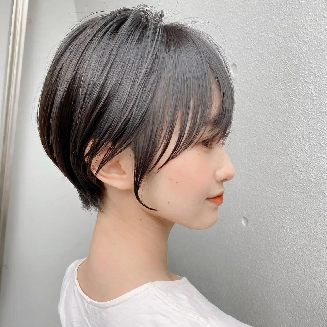 ショート カラー ブリーチ ケアブリーチ ダブルカラー グレージュ ハイライトカラー 中北篤志 ショートボブのヘアスタイル