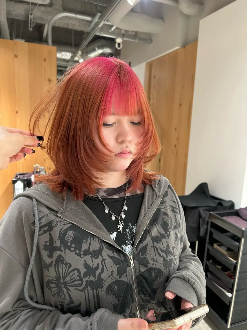 ミディアム カラー デザインカラー グラデーションカラー ピンクカラー レイヤーカット カット ヘアカラー トリートメント スキバサミを使わない カット🌼唯🌼のヘアスタイル