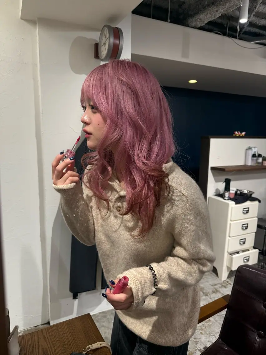セミロング カラー ベージュカラー ブラウンカラー ミルクティーベージュ ピンクカラー カナ：ホワイトカラー /ピンクカラー‎のヘアスタイル