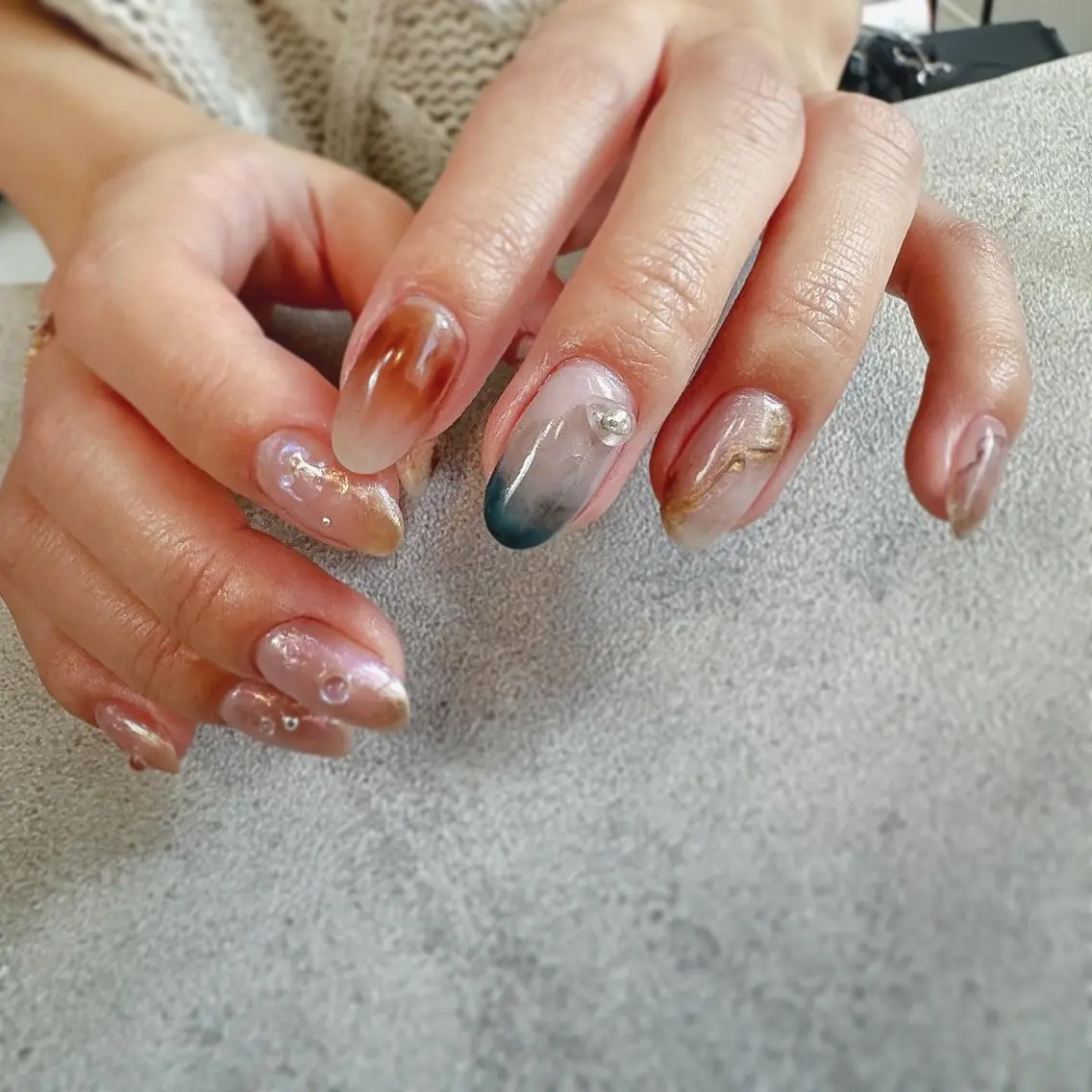 ネイル ブルー ゴールド ニュアンスネイル 冬ネイル ハンドネイル pointillé .ayaのネイルデザイン