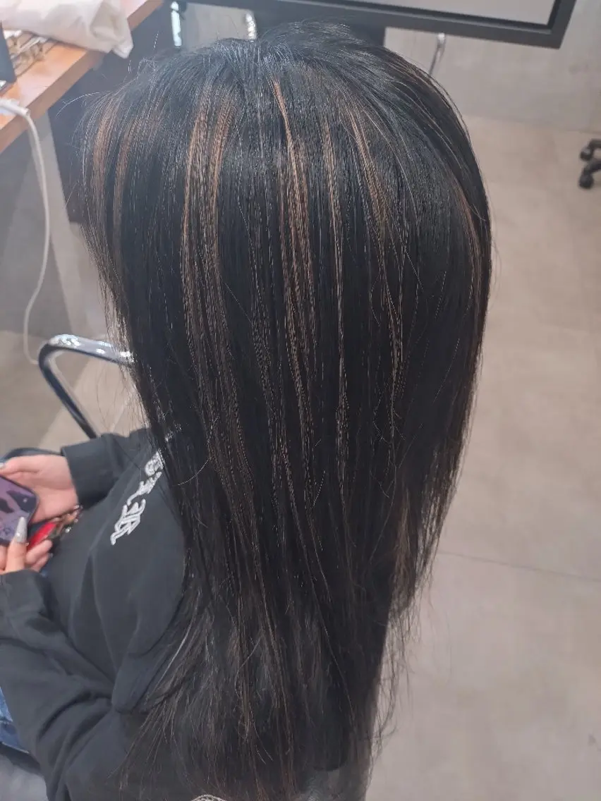 カラー セミロング 黒髪 ブリーチ ハイライトカラー ハイライト ブランシェ小幡駅前店 永薗 光司のヘアスタイル