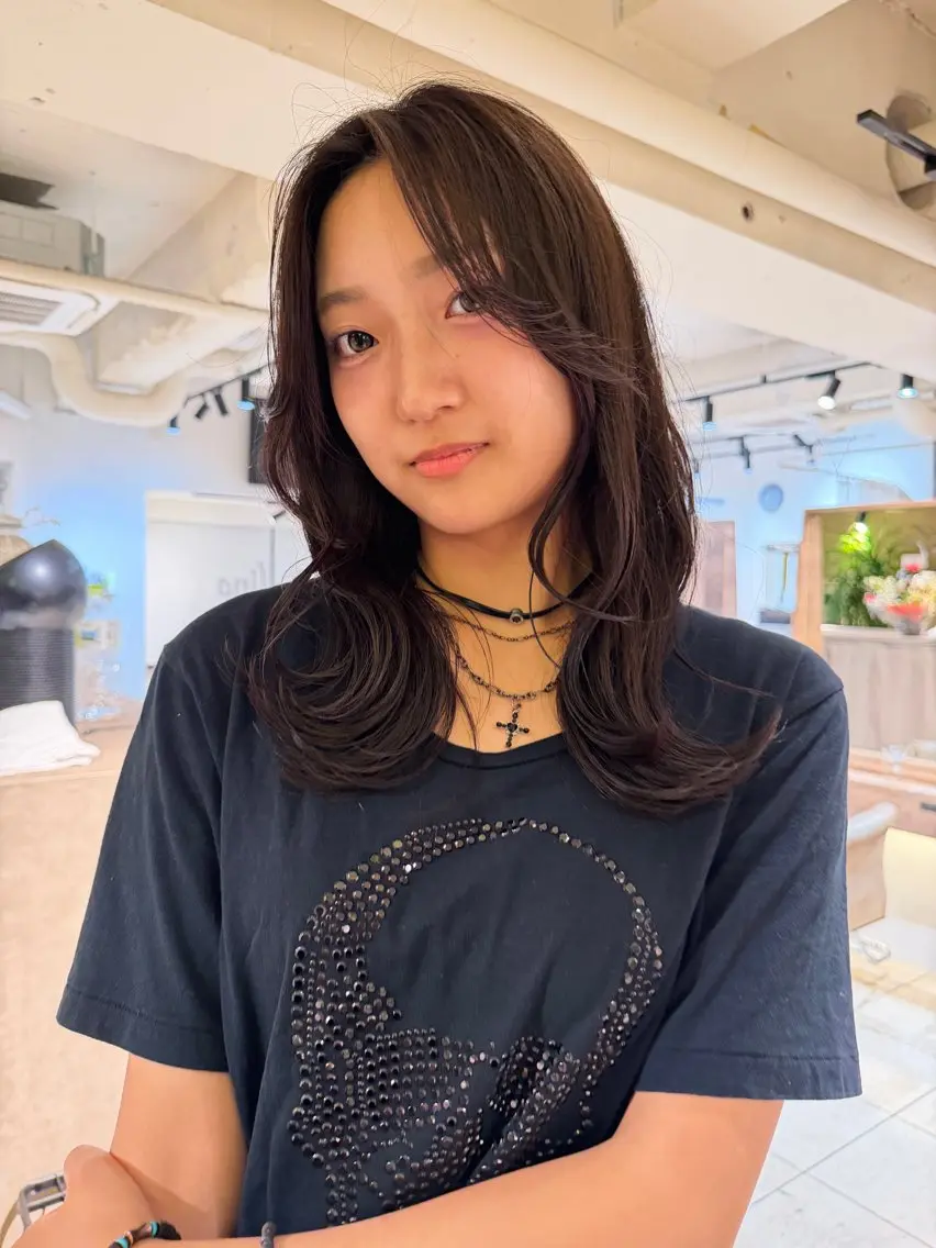 ミディアム カラー レイヤーカット カット 岡田 万侑のヘアスタイル