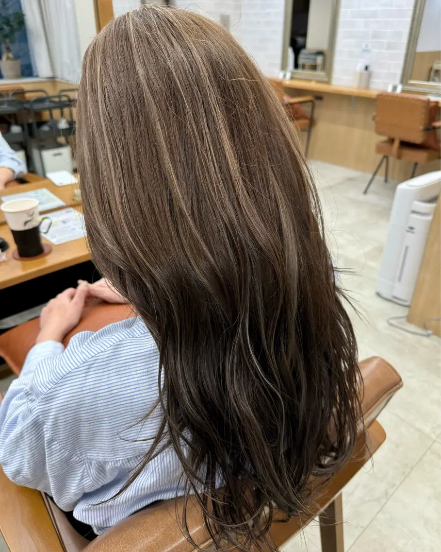 ロング カラー ベージュカラー フォギーベージュ ハイライトカラー ハイライト ヘアカラー トリートメント 縮毛矯正/髪質改善 インナーカラーせいぎのヘアスタイル