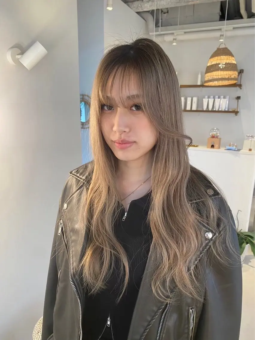 ロング カラー カット ヘアカラー 髙野 未衣菜のヘアスタイル
