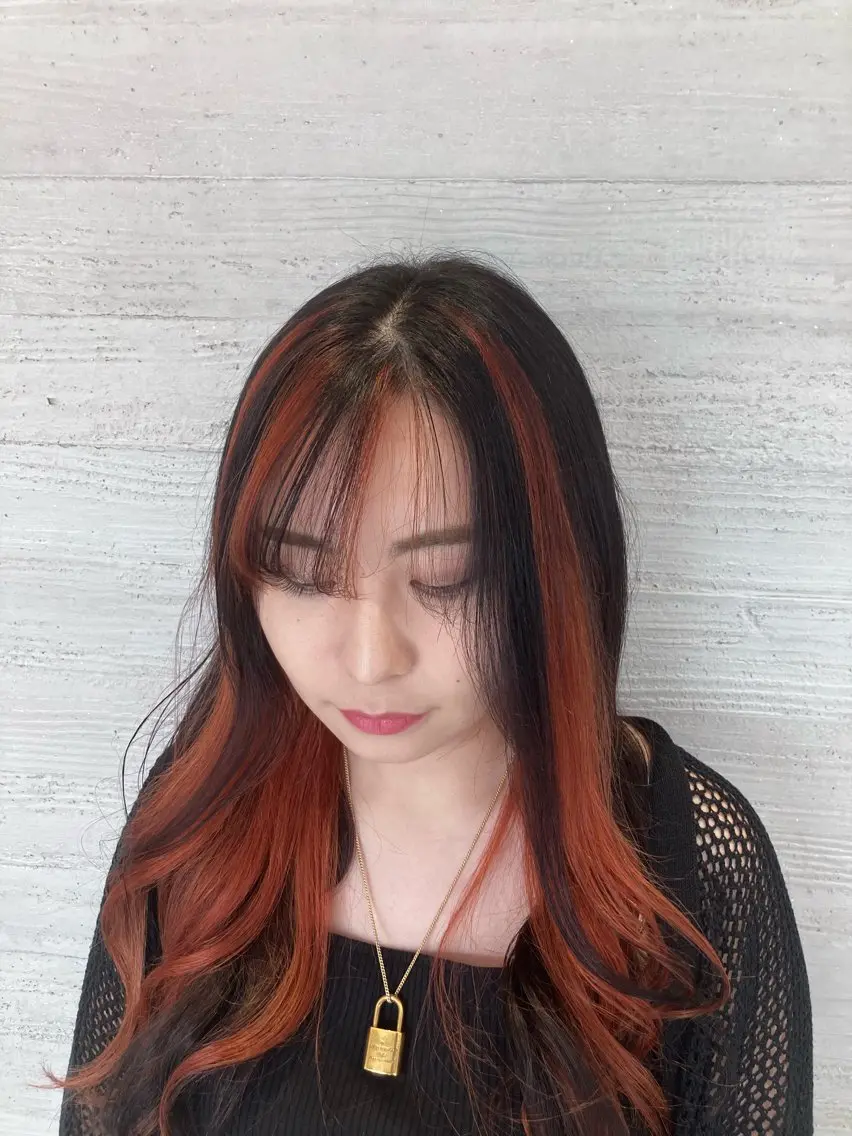 ロング カラー デザインカラー サキ🤍ハイトーン 🪩レイヤーカットのヘアスタイル