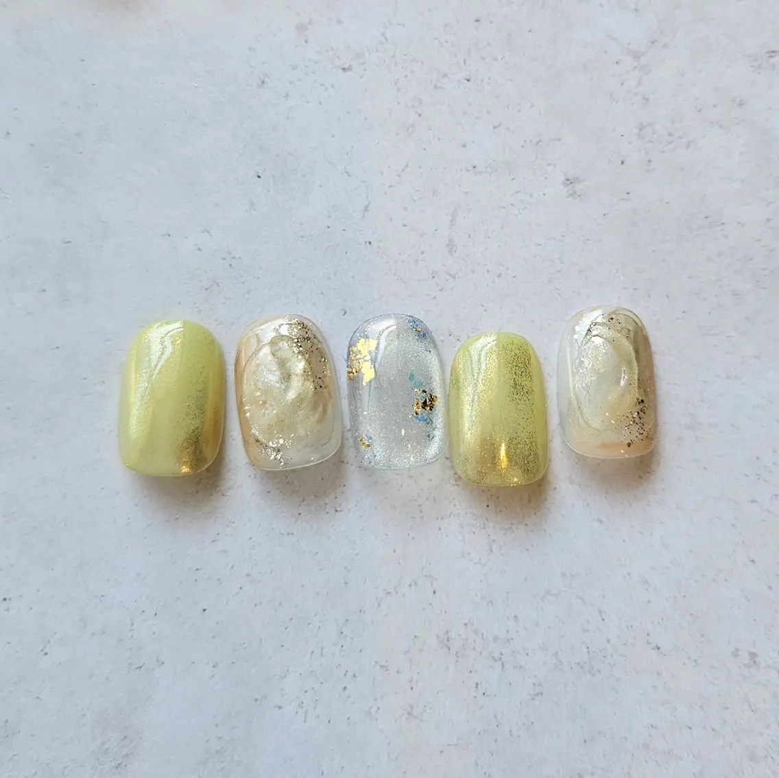ネイル マグネットネイル ニュアンスネイル 春ネイル 黄色 ハンドネイル Nailsalon manoのネイルデザイン