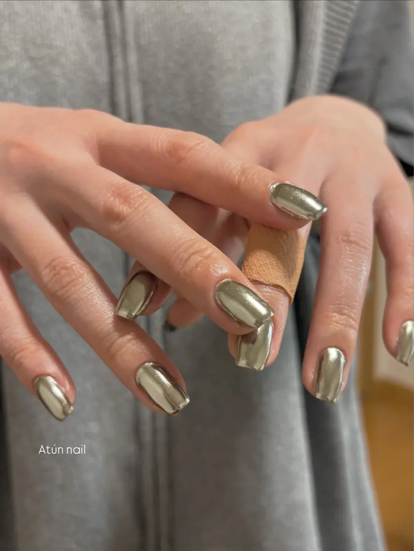 ネイル ミラーネイル シルバー スクエアネイル Atún nail (ｱﾄｩﾝﾈｲﾙ)のネイルデザイン