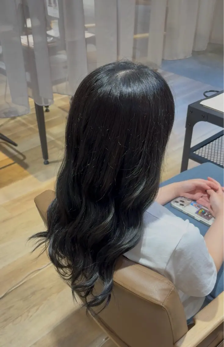 ロング カラー 黒髪 ブルーカラー ブルーブラック ヘアカラー トリートメント 宮田 愛弓のヘアスタイル