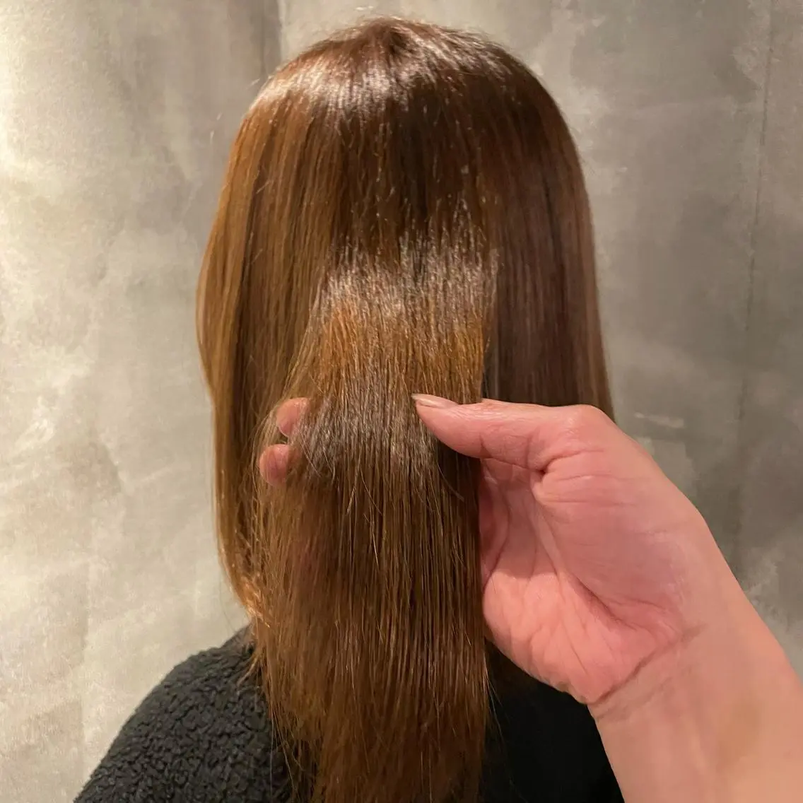ミディアム くびれレイヤー/艶 カラー　MADOKAのヘアスタイル