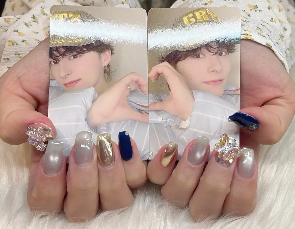 ネイル オーロラネイル ブルー ゴールド ハート ニュアンスネイル ハンドネイル ティーエヌ 金山駅東口店のネイルデザイン
