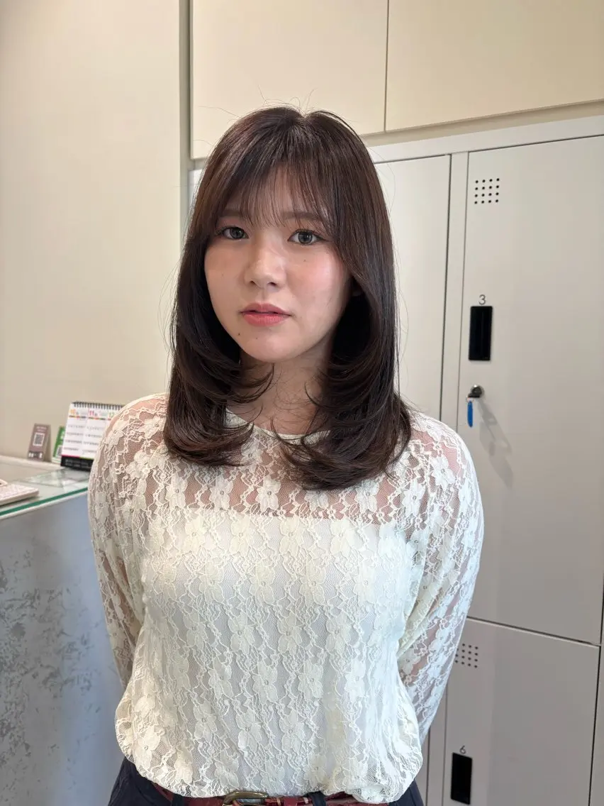 ミディアム カラー カット 垢抜け小顔レイヤー オリーブ/スミレのヘアスタイル