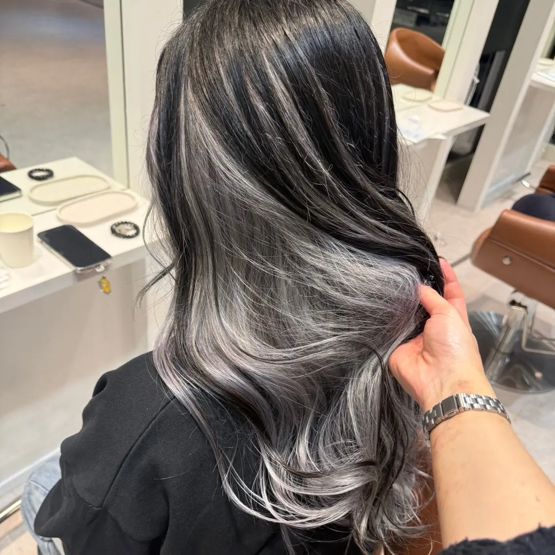 ロング カラー ブリーチ シルバー ヘアカラー Hinako🦋 ブリーチカラーのヘアスタイル