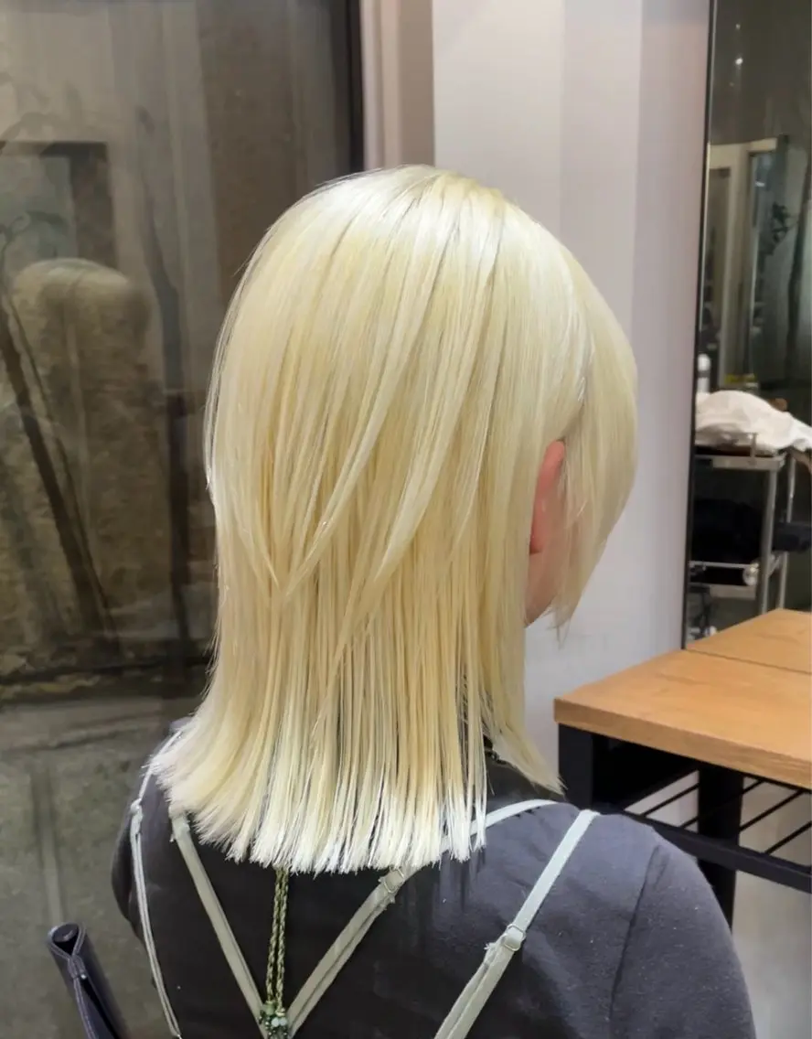 セミロング カラー ブリーチ 抜きっぱなしブロンド 海外ハイトーン 🇺🇸sakiのヘアスタイル