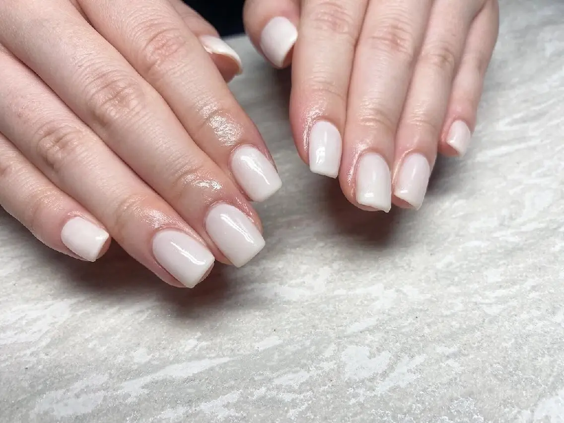 ネイル オフィスネイル ワンカラーネイル シンプルネイル ホワイト JULIE NAILのネイルデザイン
