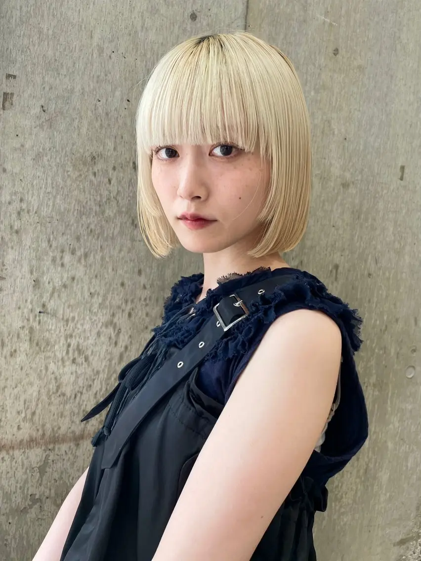 ミディアム ハイトーン💎 ホワイトベージュ坪谷のヘアスタイル