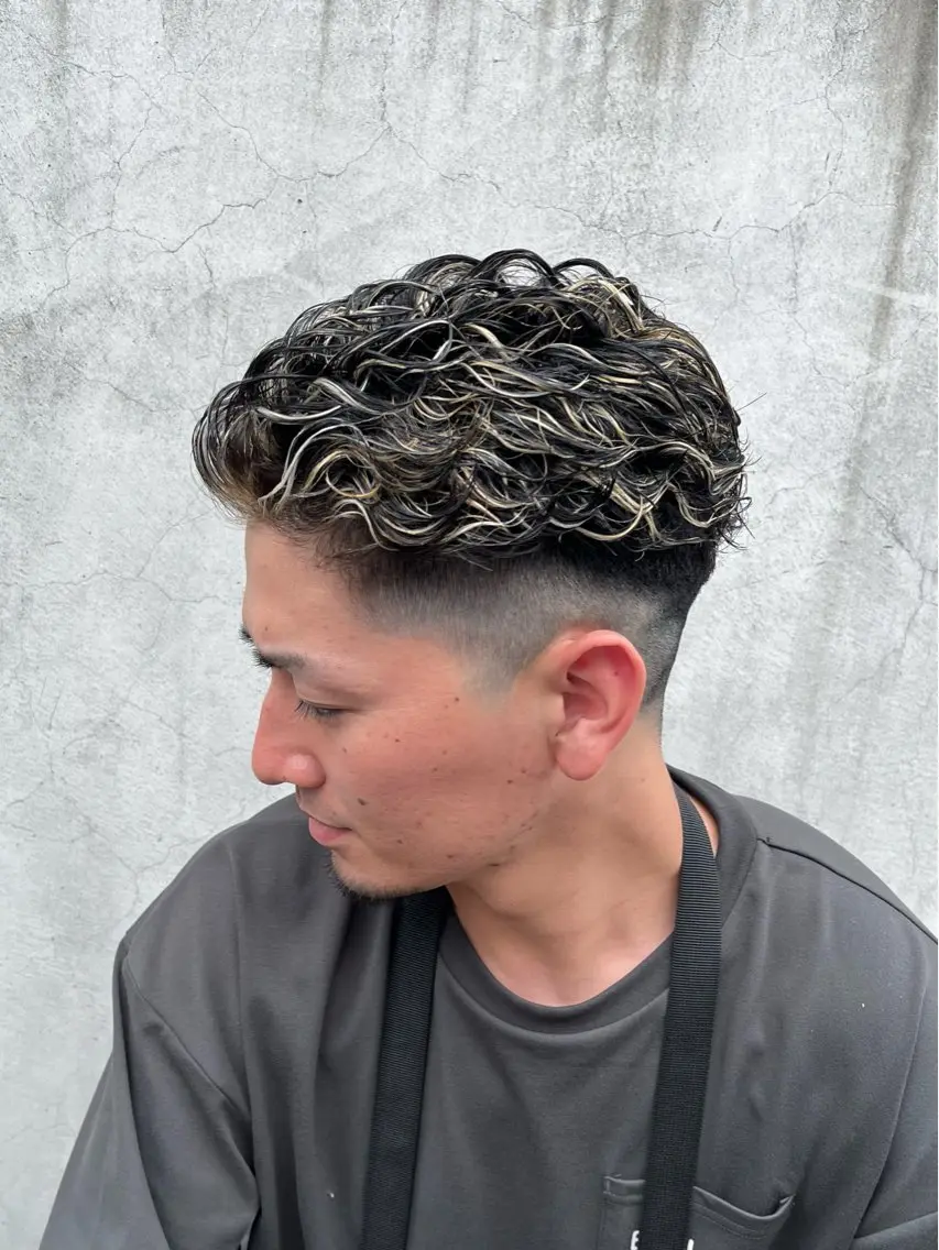 ショート カラー メンズ フェードカット メンズハイライト メンズメッシュ メンズパーマ ハイライトカラー 宇野 シゲトのヘアスタイル