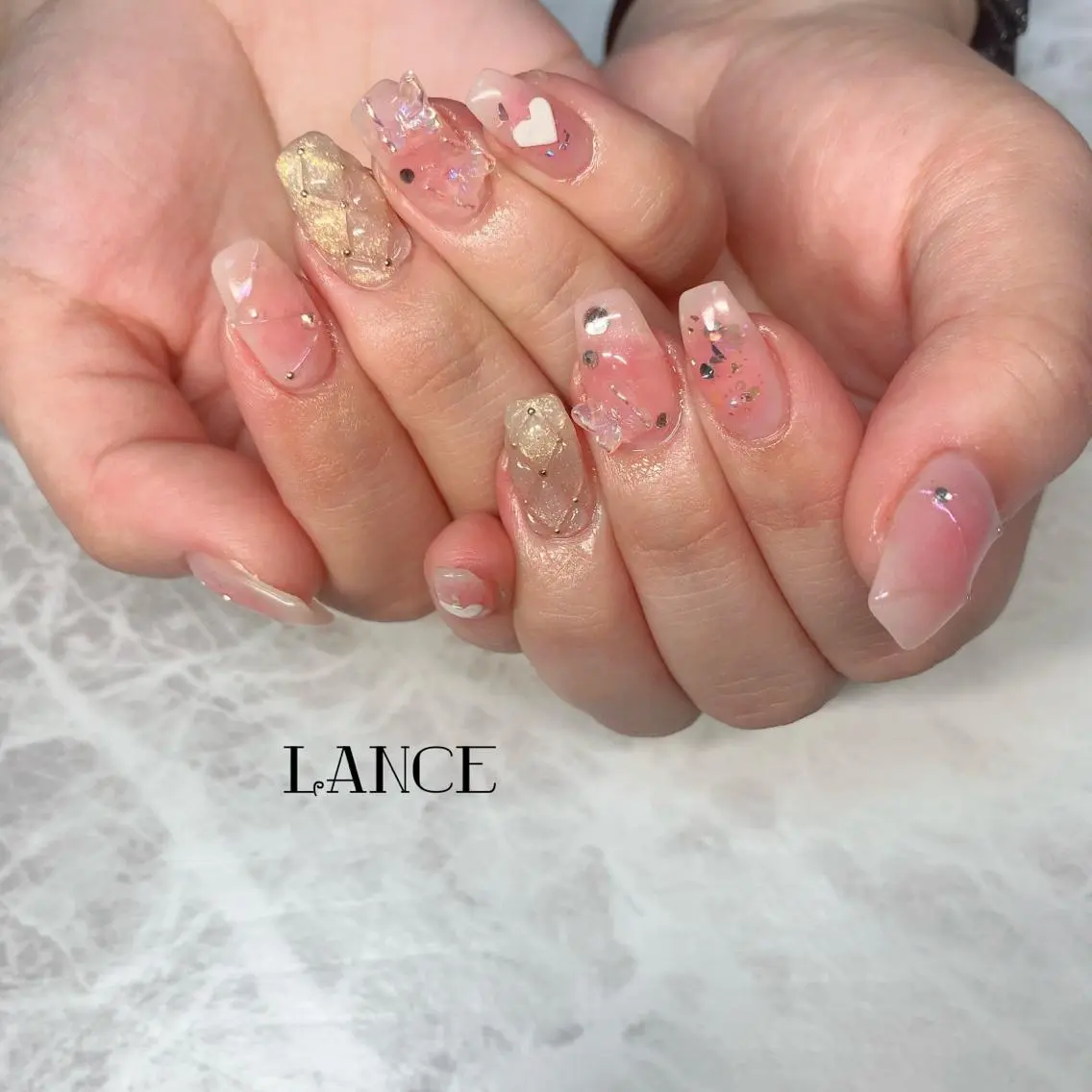 ミディアム ネイル クリスマス オーロラネイル フレンチネイル ワンホンネイル 冬ネイル ハンドネイル Lance nailのネイルデザイン