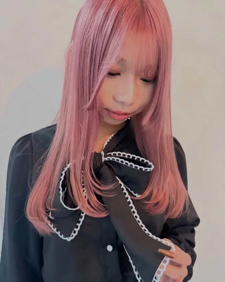 ロング カラー ブリーチ ハイトーンカラー ピンクカラー レイヤーカット ヘアカラー トリートメント ピンクカラー/カラー 新宿美容室🎀のヘアスタイル