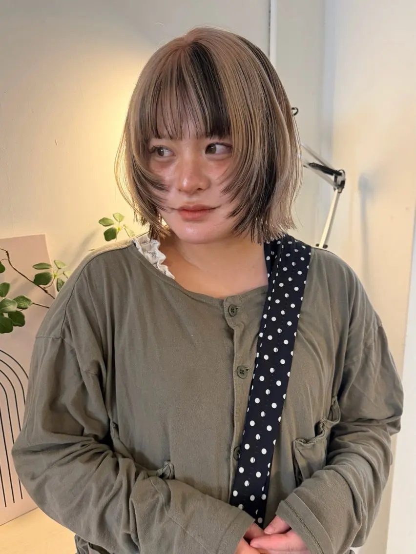 ショート カラー ボブレイヤー ベージュカラー ブリーチ ブロンド ケアブリーチ カット ヘアカラー トリートメント MIU/ルーツカラー 顔まわりレイヤーのヘアスタイル