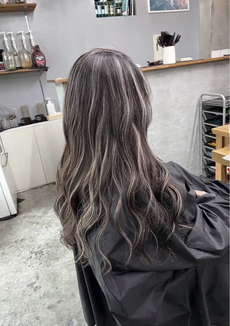 ロング カラー ダークグレー ダークグレージュ グレージュ ハイライトカラー ハイライト ヘアカラー トリートメント 指名数No.1 /NAOYAのヘアスタイル