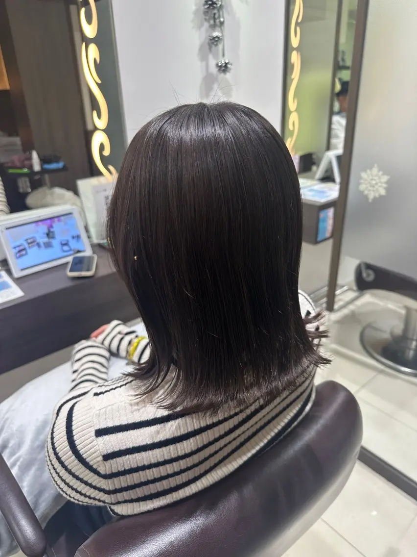 ミディアム 外ハネヘア 木曜日空きあり‼️ 艶々カラー🩷のヘアスタイル