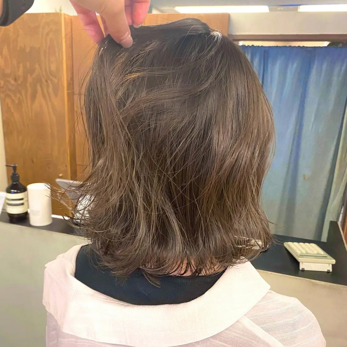 ミディアム カラー パーマ ヘアアレンジ メンズ キッズ ネイル マツエク・マツパ 赤色 前川 朋香のヘアスタイル